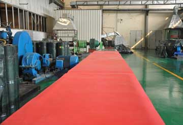 通過濕法制膠工藝的最后一道流程——硫化，將生攪拌硫化成最終的耐磨橡膠成品